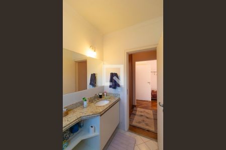 Casa de condomínio à venda com 345m², 4 quartos e sem vaga Casa de condomínio à venda com 345m², 4 quartos e sem vagaBanehiro da Suíte 02