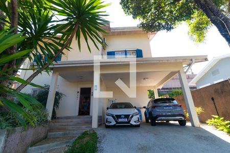 Casa de condomínio à venda com 345m², 4 quartos e sem vaga Casa de condomínio à venda com 345m², 4 quartos e sem vagaFachada