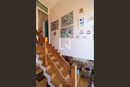 Casa de condomínio à venda com 345m², 4 quartos e sem vaga Casa de condomínio à venda com 345m², 4 quartos e sem vagaEscada