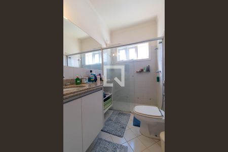 Casa de condomínio à venda com 345m², 4 quartos e sem vaga Casa de condomínio à venda com 345m², 4 quartos e sem vagaBanheiro da Suíte 01