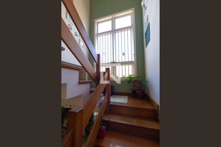 Casa de condomínio à venda com 345m², 4 quartos e sem vaga Casa de condomínio à venda com 345m², 4 quartos e sem vagaEscada