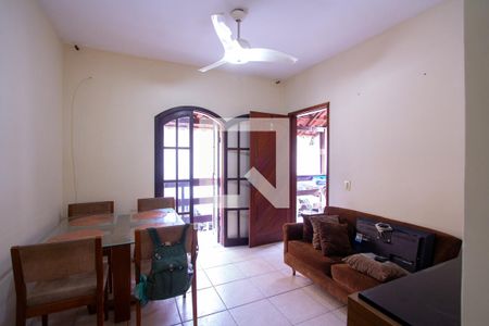 Sala de casa de condomínio para alugar com 3 quartos, 120m² em Santana, Niterói