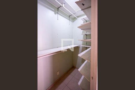 Closet do quarto 1 de casa de condomínio para alugar com 3 quartos, 120m² em Santana, Niterói