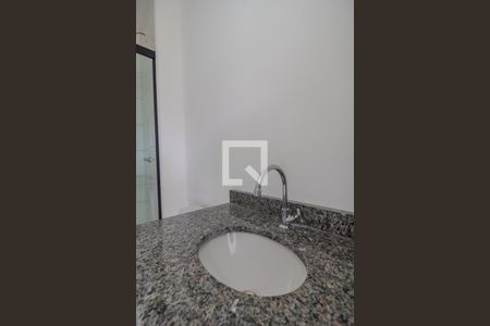 Banheiro de apartamento à venda com 1 quarto, 39m² em Vila Nova, Porto Alegre