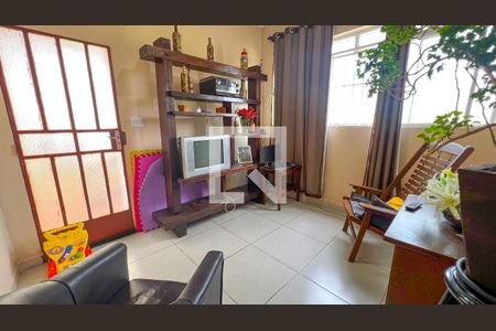 Sala de casa à venda com 4 quartos, 160m² em Carlos Prates, Belo Horizonte