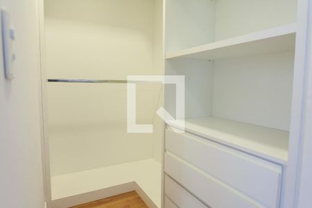 closet suite 1 de casa de condomínio à venda com 4 quartos, 579m² em Jardim Serrano, Nova Lima