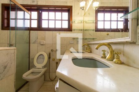 Casa de condomínio para alugar com 454m², 8 quartos e 6 vagas Casa de condomínio para alugar com 454m², 8 quartos e 6 vagasBanheiro da Suíte 2