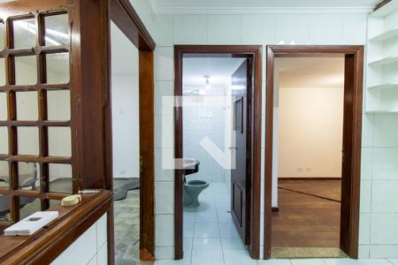 Casa de condomínio para alugar com 454m², 8 quartos e 6 vagas Casa de condomínio para alugar com 454m², 8 quartos e 6 vagasQuarto e banheiro de serviço