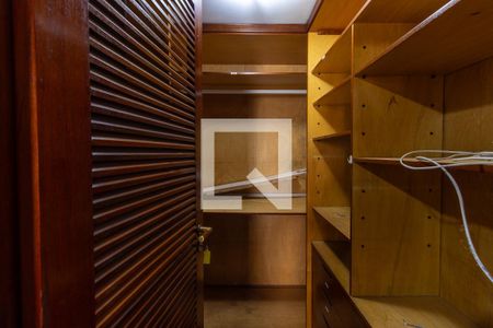 Casa de condomínio para alugar com 454m², 8 quartos e 6 vagas Casa de condomínio para alugar com 454m², 8 quartos e 6 vagasCloset da suíte 1