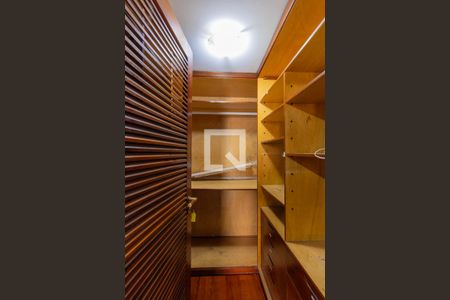 Casa de condomínio para alugar com 454m², 8 quartos e 6 vagas Casa de condomínio para alugar com 454m², 8 quartos e 6 vagasCloset da suíte 1