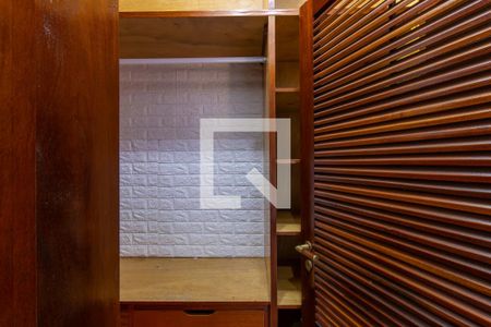 Casa de condomínio para alugar com 454m², 8 quartos e 6 vagas Casa de condomínio para alugar com 454m², 8 quartos e 6 vagasCloset da Suíte 2