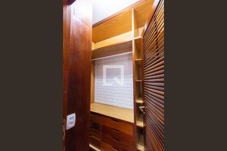 Casa de condomínio para alugar com 454m², 8 quartos e 6 vagas Casa de condomínio para alugar com 454m², 8 quartos e 6 vagasCloset da Suíte 2