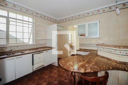 Casa para alugar com 360m², 5 quartos e 6 vagas Casa para alugar com 360m², 5 quartos e 6 vagasCozinha e Área de Serviço