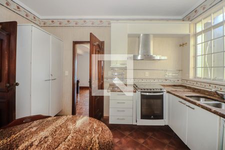 Casa para alugar com 360m², 5 quartos e 6 vagas Casa para alugar com 360m², 5 quartos e 6 vagasCozinha e Área de Serviço