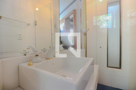 Casa para alugar com 360m², 5 quartos e 6 vagas Casa para alugar com 360m², 5 quartos e 6 vagasBanheiro da Suíte 1