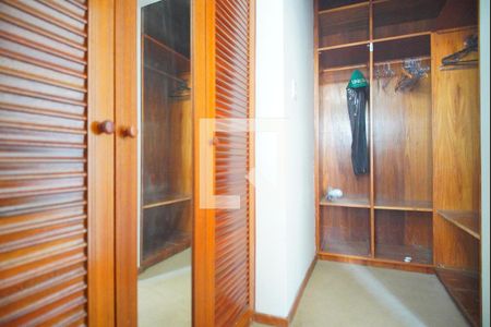 Closet da Suíte de apartamento para alugar com 2 quartos, 85m² em Moinhos de Vento, Porto Alegre