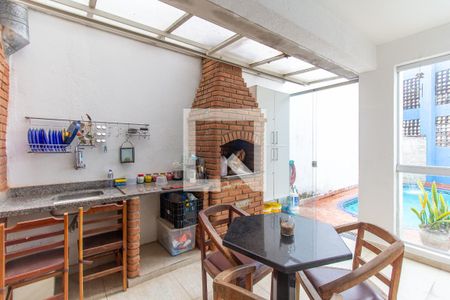 Casa à venda com 238m², 4 quartos e 2 vagas Casa à venda com 238m², 4 quartos e 2 vagasÁrea comum - Churrasqueira