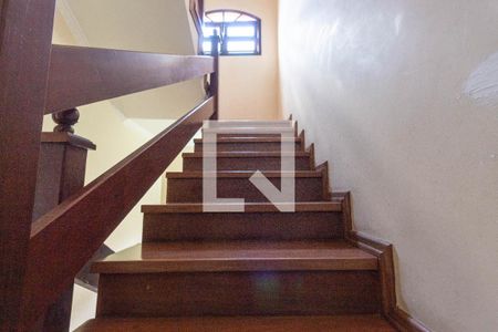 Casa à venda com 250m², 5 quartos e 5 vagas Casa à venda com 250m², 5 quartos e 5 vagasEscada