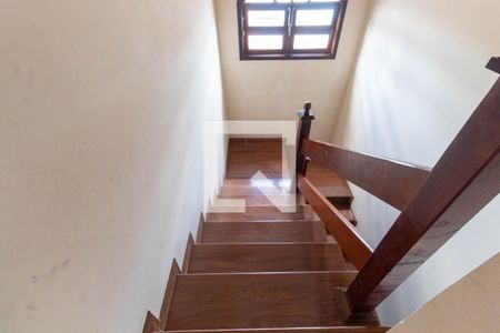 Casa à venda com 250m², 5 quartos e 5 vagas Casa à venda com 250m², 5 quartos e 5 vagasEscada