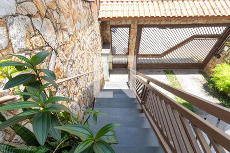 Casa à venda com 250m², 5 quartos e 5 vagas Casa à venda com 250m², 5 quartos e 5 vagasEscada