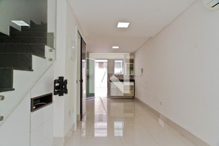 Sala de casa de condomínio à venda com 2 quartos, 65m² em Vila Mangalot, São Paulo