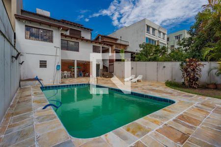 Casa à venda com 424m², 3 quartos e 4 vagas Casa à venda com 424m², 3 quartos e 4 vagasÁrea externa