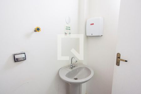 Banheiro de kitnet/studio para alugar com 1 quarto, 58m² em Santa Mônica, Uberlândia