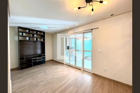 Sala de casa de condomínio à venda com 3 quartos, 126m² em Medeiros, Jundiaí