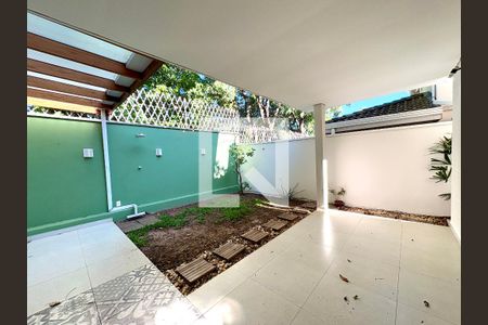 Casa de condomínio à venda com 126m², 3 quartos e 2 vagas Casa de condomínio à venda com 126m², 3 quartos e 2 vagasQuintal