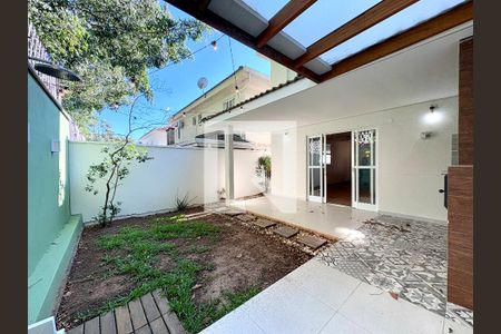 Casa de condomínio à venda com 126m², 3 quartos e 2 vagas Casa de condomínio à venda com 126m², 3 quartos e 2 vagasQuintal