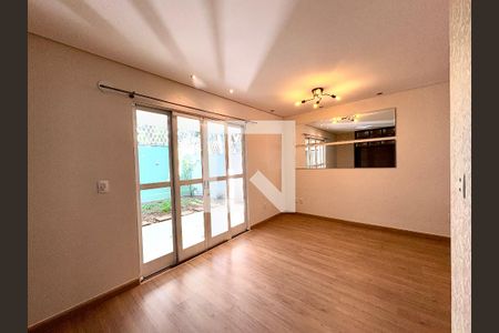 Sala de casa de condomínio à venda com 3 quartos, 126m² em Medeiros, Jundiaí