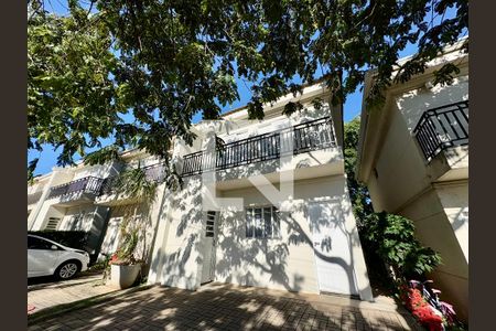 Casa de condomínio à venda com 126m², 3 quartos e 2 vagas Casa de condomínio à venda com 126m², 3 quartos e 2 vagasFachada