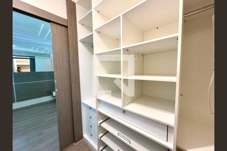 Closet da suíte de casa de condomínio à venda com 3 quartos, 126m² em Medeiros, Jundiaí