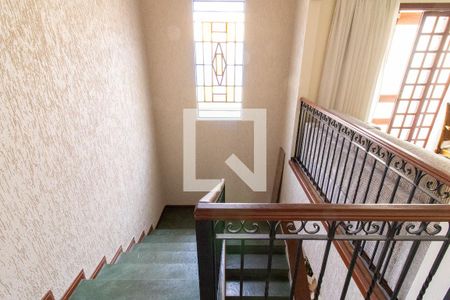 Casa à venda com 360m², 4 quartos e 4 vagas Casa à venda com 360m², 4 quartos e 4 vagasEscada