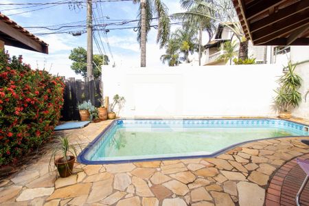 Casa à venda com 360m², 4 quartos e 4 vagas Casa à venda com 360m², 4 quartos e 4 vagasÁrea comum