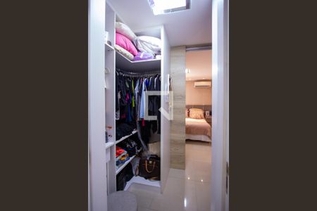 Apartamento à venda com 150m², 4 quartos e 2 vagas Apartamento à venda com 150m², 4 quartos e 2 vagasCloset da Suíte 3