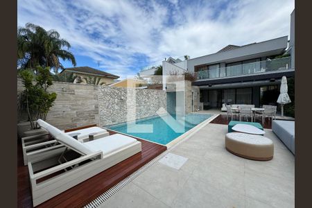 Apartamento à venda com 400m², 4 quartos e 4 vagas Apartamento à venda com 400m², 4 quartos e 4 vagasÁrea externa