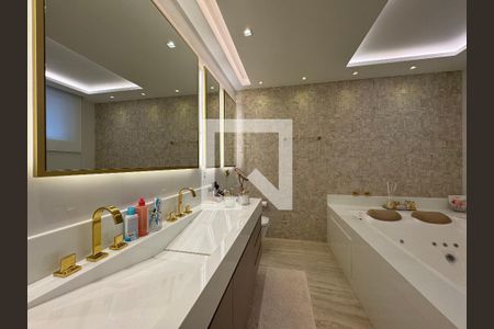 Apartamento à venda com 400m², 4 quartos e 4 vagas Apartamento à venda com 400m², 4 quartos e 4 vagasSuíte 2 - Banheiro