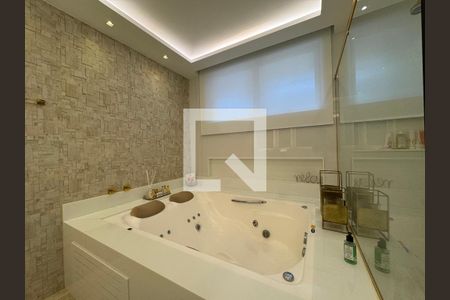 Apartamento à venda com 400m², 4 quartos e 4 vagas Apartamento à venda com 400m², 4 quartos e 4 vagasSuíte 2 - Banheiro