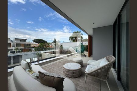 Apartamento à venda com 400m², 4 quartos e 4 vagas Apartamento à venda com 400m², 4 quartos e 4 vagasSuíte 2 - Varanda