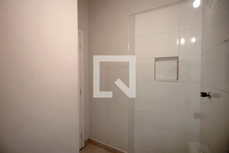 Banheiro de kitnet/studio para alugar com 1 quarto, 15m² em Santo Antônio, Belo Horizonte