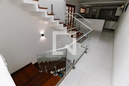 Escada acesso quartos de casa para alugar com 4 quartos, 200m² em Paraíso do Morumbi, São Paulo