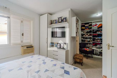 Casa de condomínio à venda com 240m², 4 quartos e 2 vagas Casa de condomínio à venda com 240m², 4 quartos e 2 vagasQuarto 1