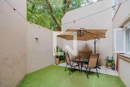 Casa de condomínio à venda com 240m², 4 quartos e 2 vagas Casa de condomínio à venda com 240m², 4 quartos e 2 vagasÁrea Externa