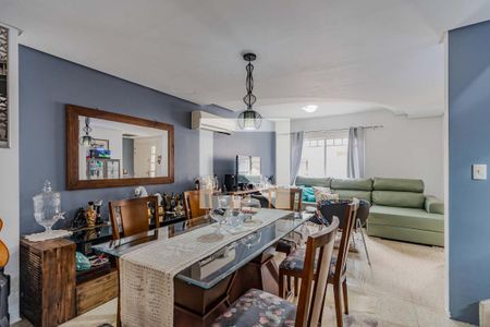 Casa de condomínio à venda com 240m², 4 quartos e 2 vagas Casa de condomínio à venda com 240m², 4 quartos e 2 vagasSala de Jantar