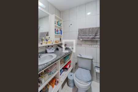 Casa de condomínio à venda com 240m², 4 quartos e 2 vagas Casa de condomínio à venda com 240m², 4 quartos e 2 vagasBanheiro 3