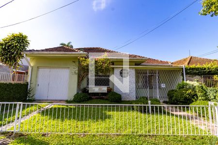 Casa à venda com 480m², 4 quartos e 2 vagas Casa à venda com 480m², 4 quartos e 2 vagasFachada