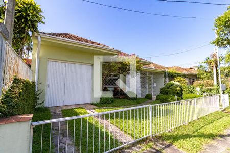 Casa à venda com 480m², 4 quartos e 2 vagas Casa à venda com 480m², 4 quartos e 2 vagasFachada