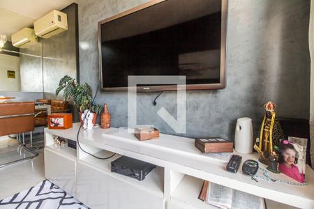 Sala de TV de apartamento à venda com 2 quartos, 55m² em Jardim Tupanci, Barueri