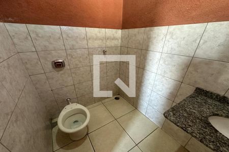 Banheiro de kitnet/studio para alugar com 1 quarto, 29m² em Antonio Marincek, Ribeirão Preto